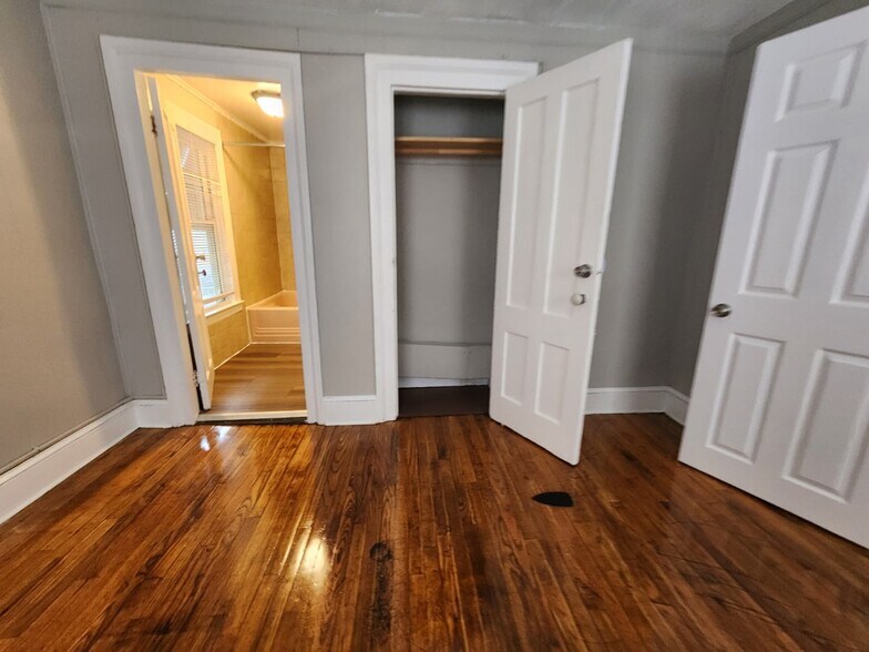Building Photo - 202 Hallock Ave