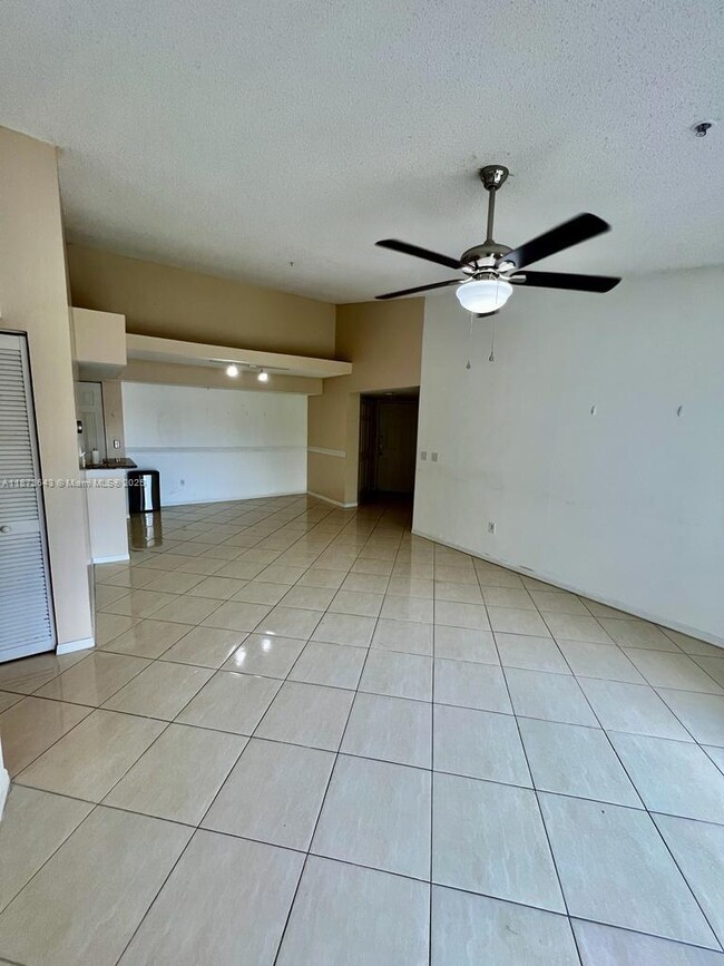 Building Photo - 400 Crestwood Ct N