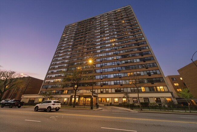 Building Photo - 6030 N Sheridan Rd