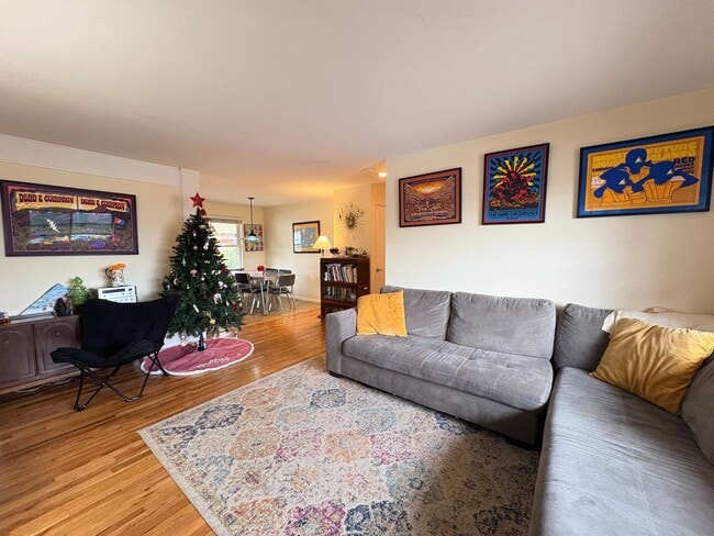 Building Photo - 3 Bed 1 Bath Home W/Large Backyard Walking Distance To Everything.