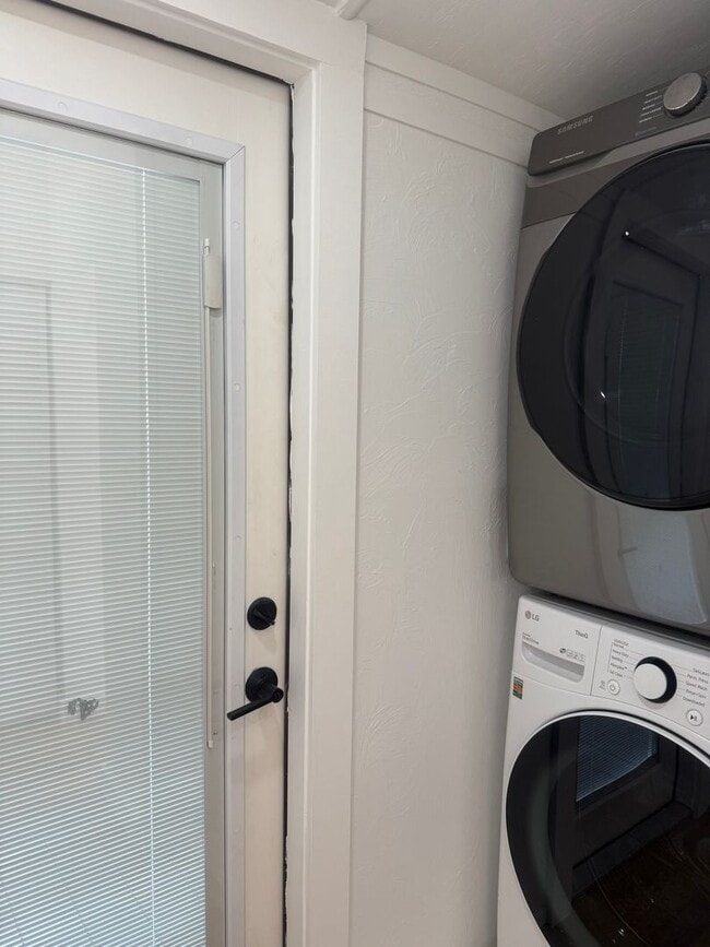 Building Photo - Updated Costal - Style home