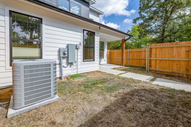 Building Photo - 213 Lynn Dr