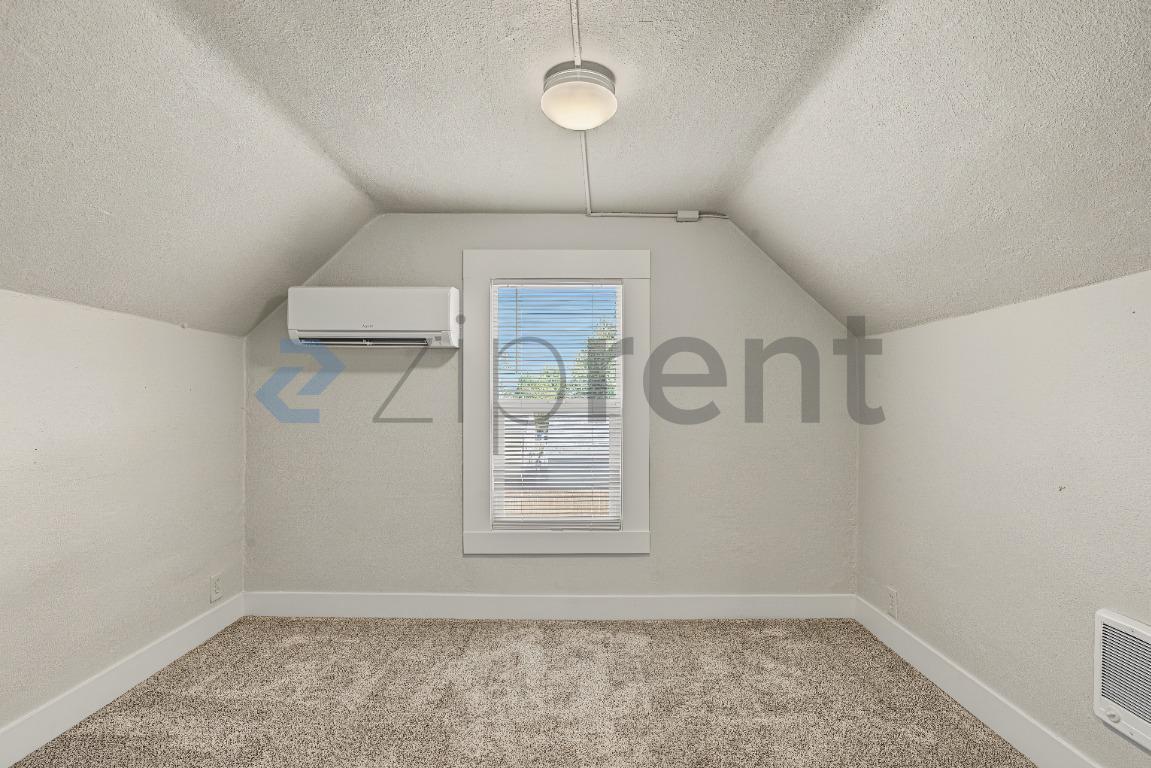 Building Photo - Unit