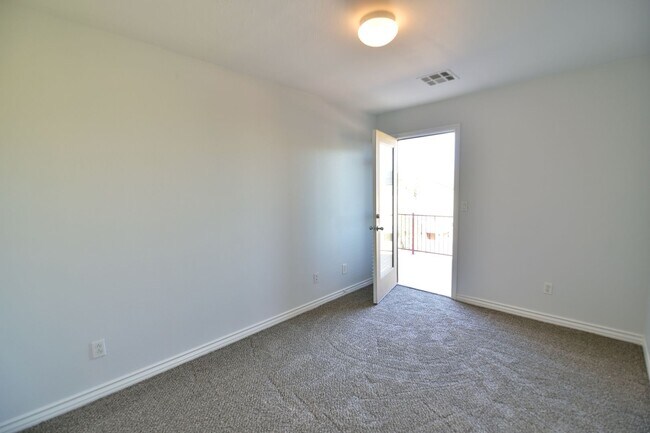 Building Photo - BEAUTIFUL 4BED/3BATH Home w/ 2 Car Garage ...