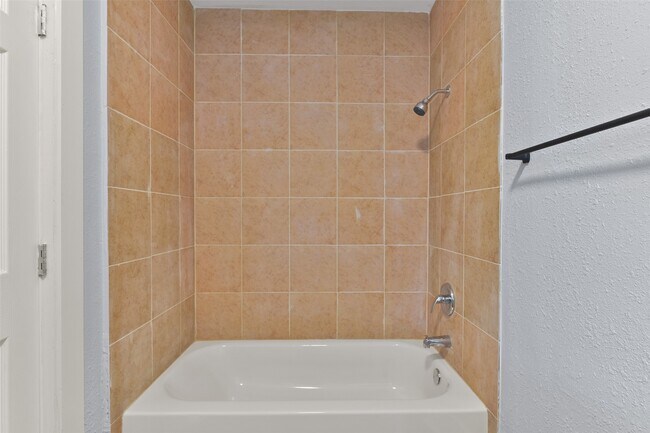 Building Photo - 909 28th St