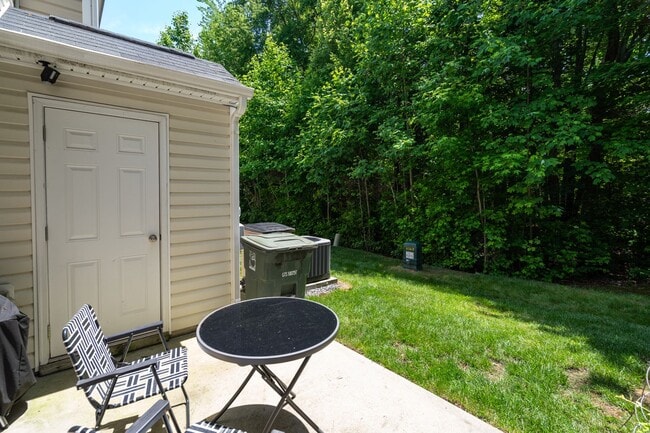 Building Photo - Lovely 2 bedroom 2 1/2 bathroom Townhome in Northeast Greensboro!