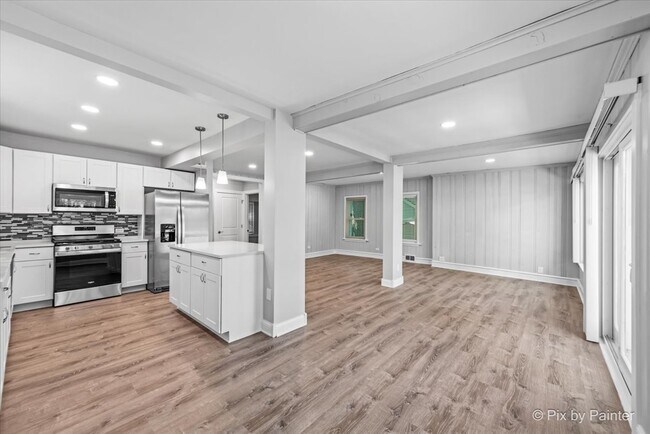 Building Photo - 24060 N Lakeside Dr