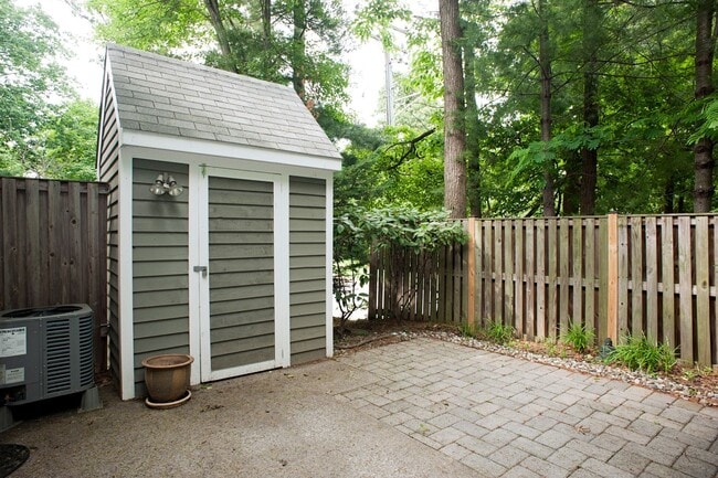 Building Photo - Coming Soon! 2 bed 2 1/2 bath townhouse in...