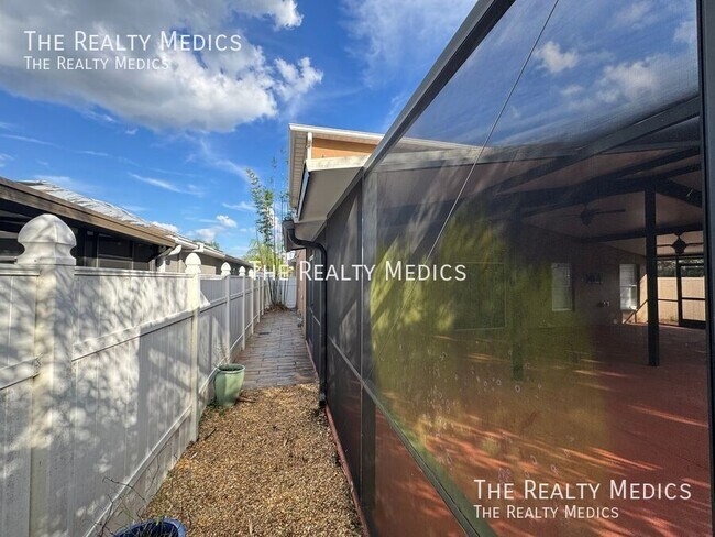 Building Photo - 1328 Karok St