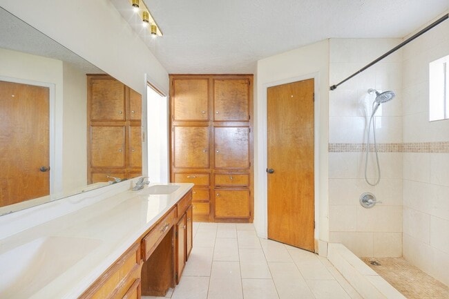 Building Photo - 1006 Bolton Dr