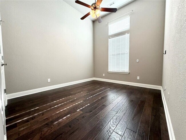 Building Photo - 1309 W Gum St