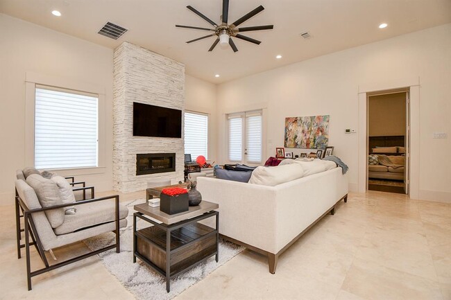 Building Photo - 3203 Blue Bonnet Blvd