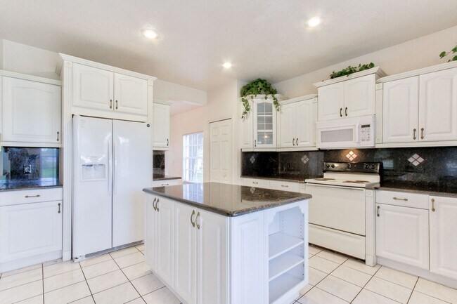 Building Photo - Beautiful Lake front home in West Kissimmee