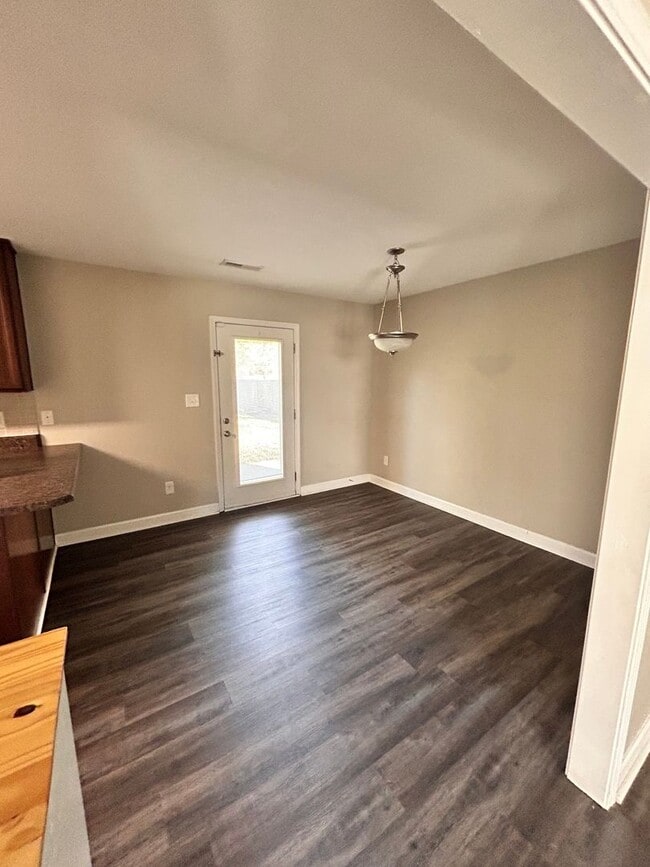 Building Photo - Large family rental available in Maple Hill