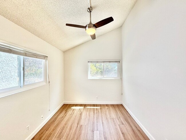 Building Photo - Oxnard | UPDATED | 2 Bed + 1 Bath- Upper u...