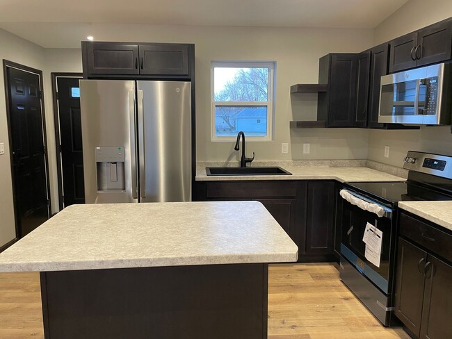 Building Photo - Charming Open Layout, Garage. PETS WELCOME