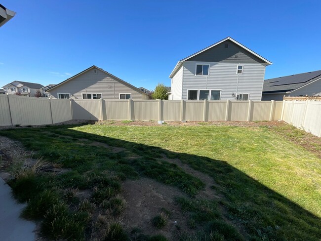 Building Photo - Newly Built 3 Bedroom Home w/ Hardwood Flo...