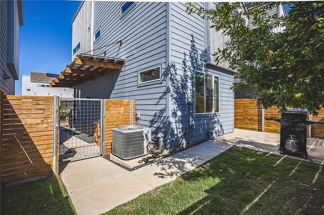 Building Photo - 801 N Bluff Dr