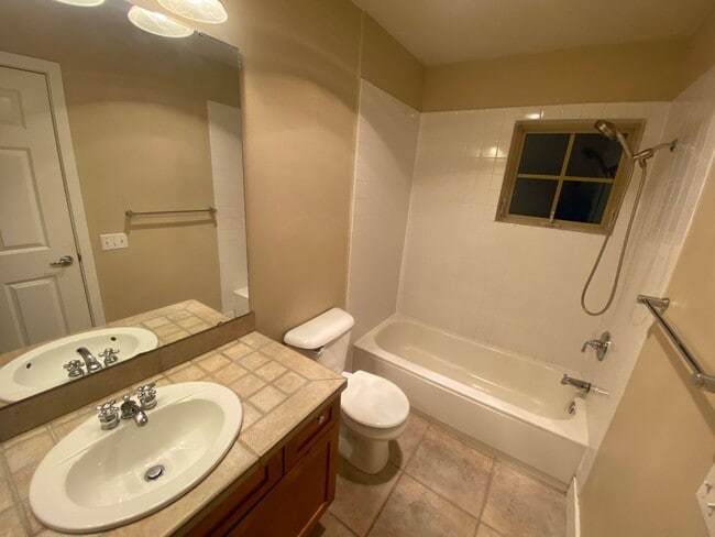 Building Photo - Queen Anne Condo!!