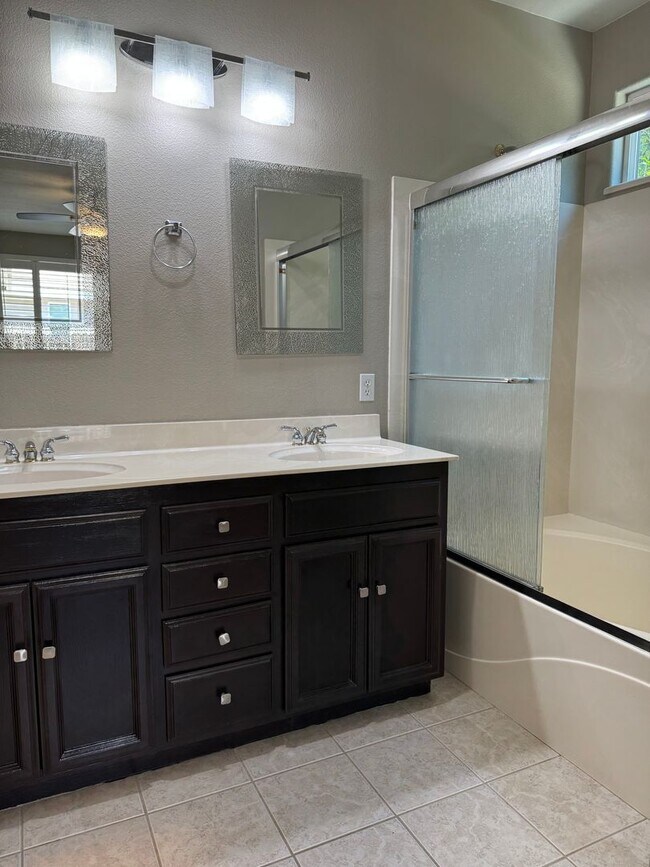 Building Photo - Charming single home in Roseville!
