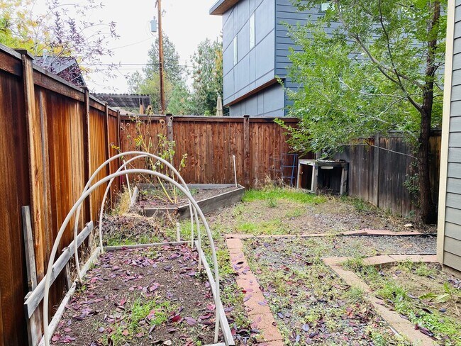 Building Photo - Spacious 3 BR w/ all wood floors and great midtown Bend location