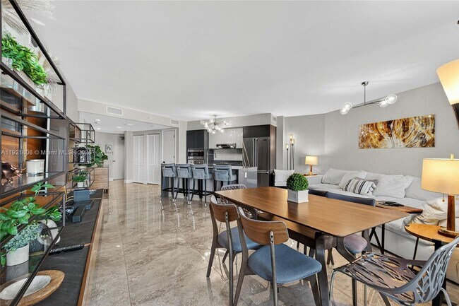 Building Photo - 9821 E Bay Harbor Dr