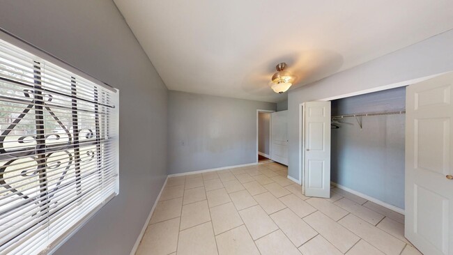 Building Photo - 3BR/1BA HOUSE - Riverview Area  **HALF OFF...