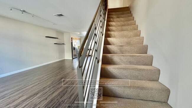 Building Photo - Contemporary Townhouse Living at Its Finest
