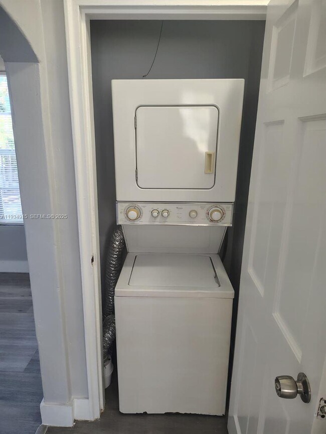 Building Photo - 6940 Bay Dr