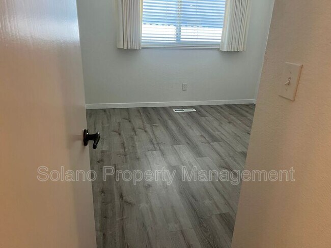 Building Photo - 142 Hillview Dr