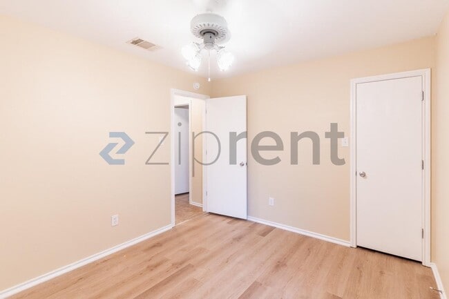 Building Photo - 419 Indian Meadow Dr