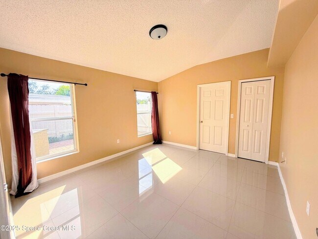 Building Photo - 2075 4th Ave SW