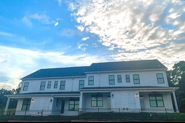 Building Photo - 276 Hydrangea Dr