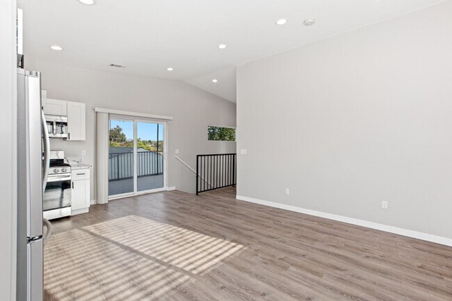 Building Photo - Private balcony + private patio!