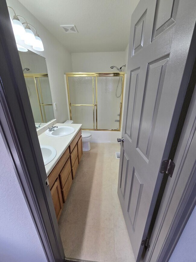 Building Photo - Spacious and Bright 4 Bedroom Home with Garage and Basement Now Available!