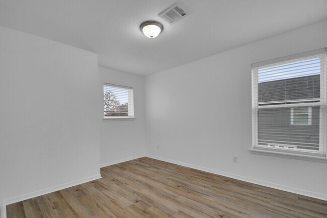 Building Photo - 1004 E Fannin St