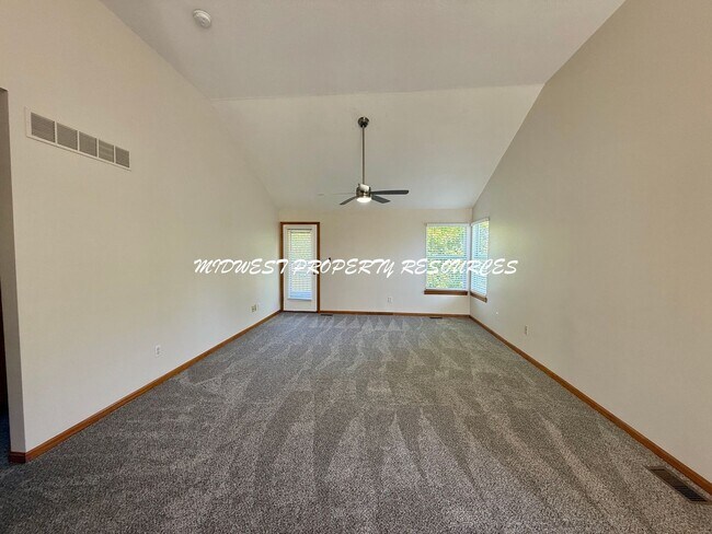 Building Photo - Amazing 3 Bedroom Townhouse!