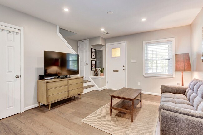 Building Photo - Trinidad Rowhome | 2 Bed | 1 Bath | 800 Sf | Large Fenced-In Front Porch & Fenced-in Backyard | 2...