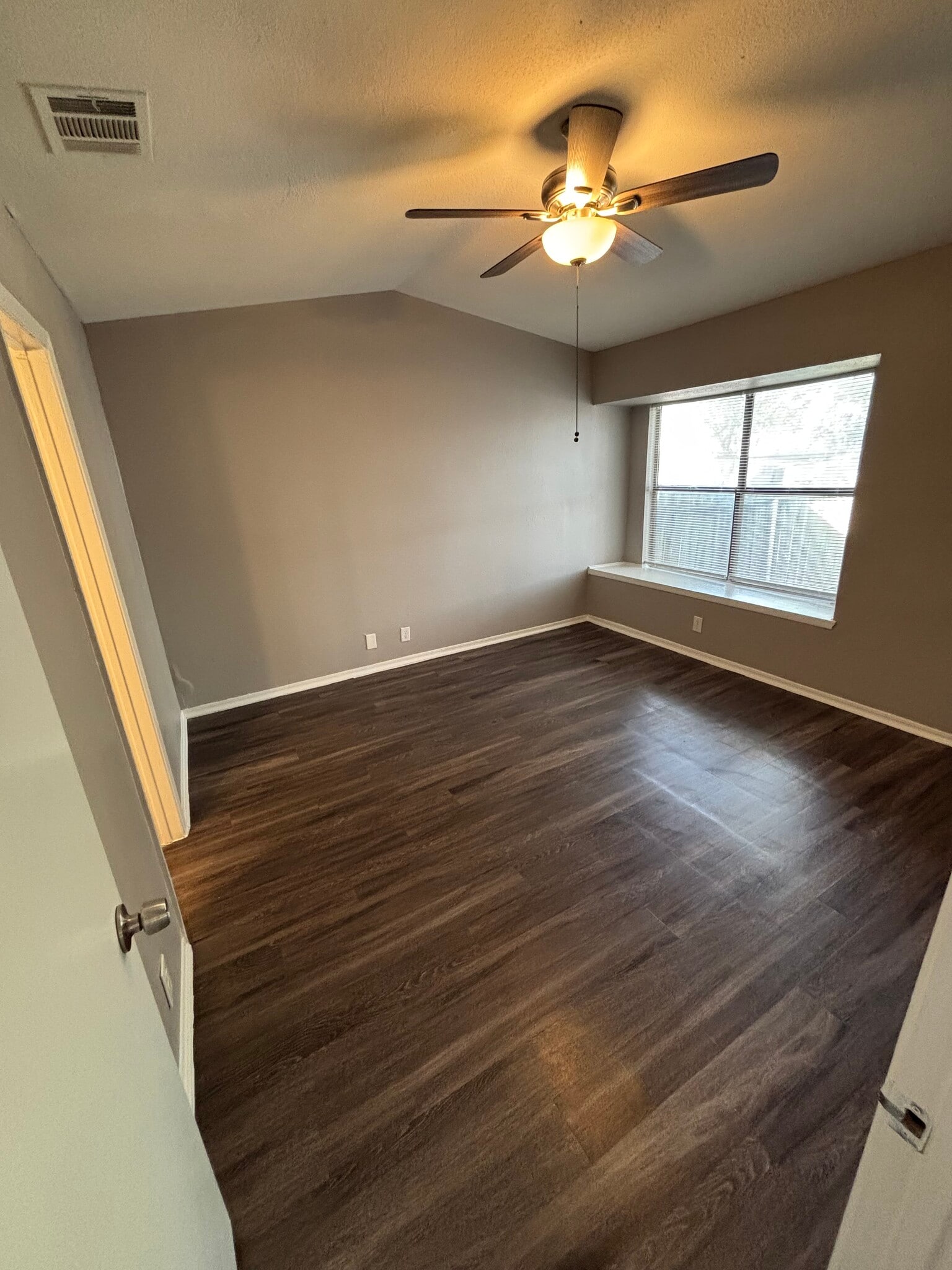 Nice sized Master bedroom with ceiling fan and window blinds - 4122 Alaskian Sunrise