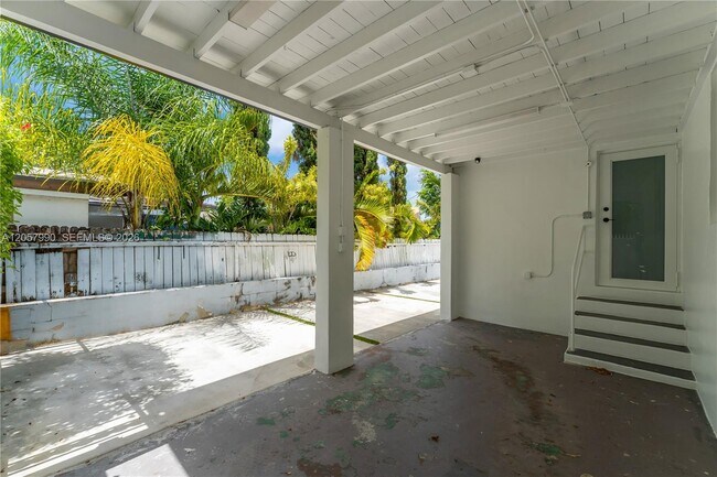 Building Photo - 2031 SW 66th Ave