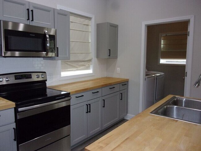 Building Photo - Beautifully Renovated 2 Bedroom 1 Bath Home - Minutes to Downtown Rock Hill
