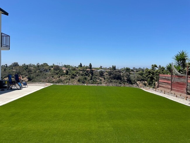 Building Photo - Newly Remodeled with Amazing Views!