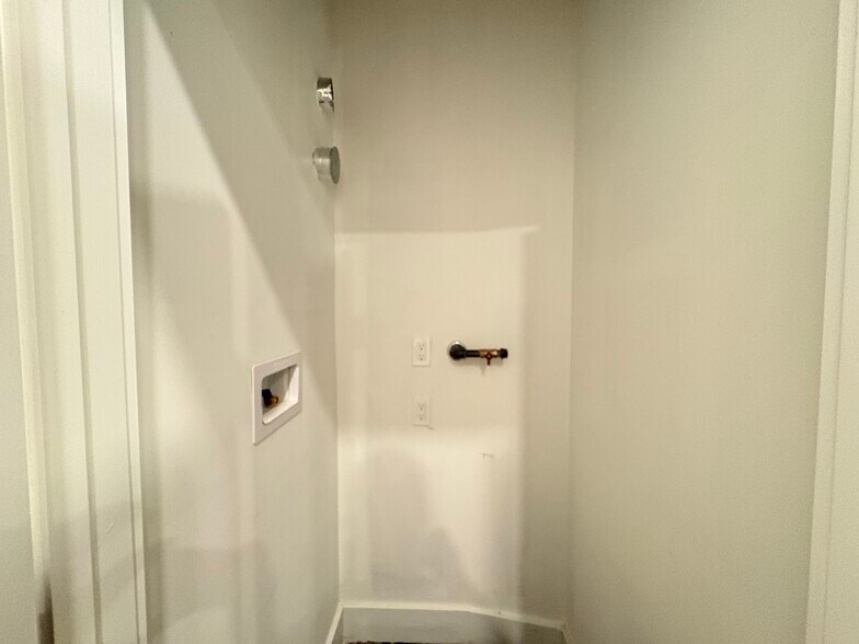 1B - 48 Bergen Ave