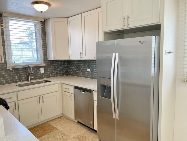 Building Photo - Newly Renovated 2-Bedroom Condo with Ala W...