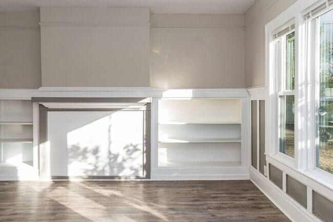 Building Photo - Gorgeous Move-In Ready Home