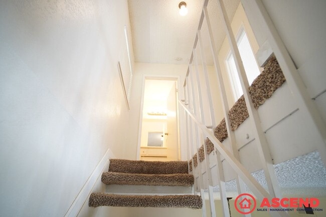 Building Photo - Central Bakersfield Condo!