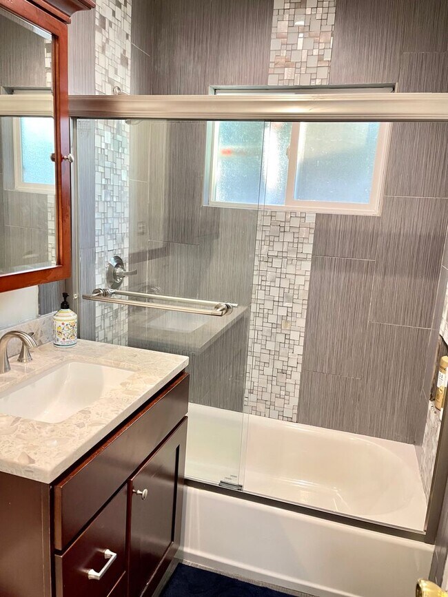 Building Photo - Beautiful 3 Bedroom Home in La Puente