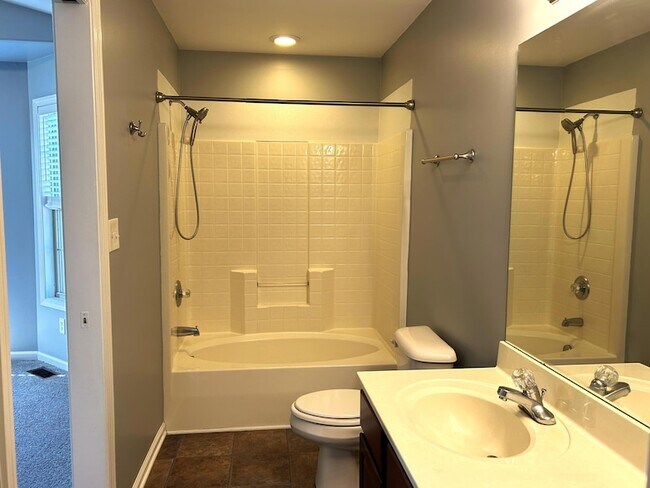 Building Photo - 213 New River Ct