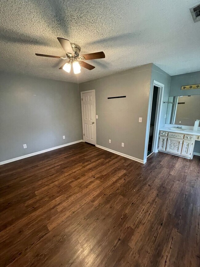 Building Photo - 322 Sagewood Dr