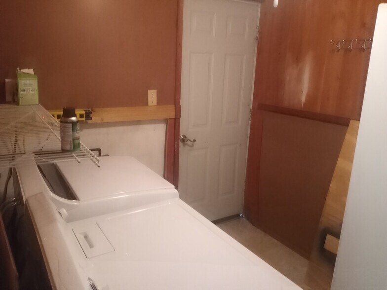 Building Photo - 320 E Oak St